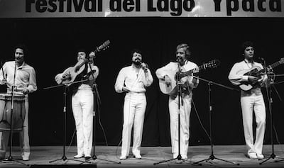 Tito Uñates, Pepe Sarmiento, Carlos Uñates, Rafael Paeta y Juan Cancio Barreto en una actuación en el Festival del Lago Ypacaraí a principios de los años ochenta, cuando Los Indianos estaban en su mayor auge.