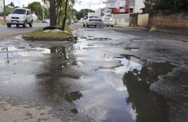 asi-se-encuentra-actualmente-la-avenida-santisima-trinidad-en-casi-toda-su-extension-desde-julio-correa-hasta-salvador-del-mundo-la-perdida-de-agua-195322000000-532700.jpg