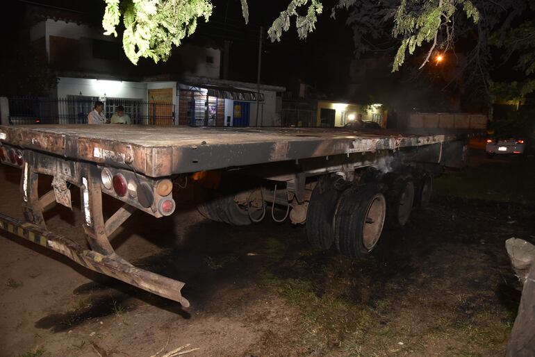 Bomberos voluntarios lograron evitar que el fuego cause más daños al acoplado.