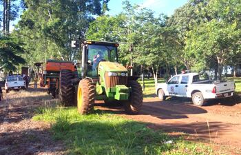 maquinaria-e-implementos-agricolas-que-estaban-dentro-de-la-finca-de-los-eisen-y-que-pertenecerian-a-jaime-de-souza-fueron-confiscados-ayer-por-un-age-235607000000-1443574.jpg