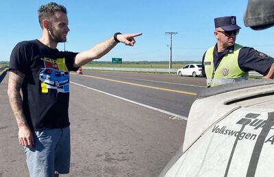 El corredor de rallys estadounidense Jamie Orr fue detenido por agentes de la Patrulla Caminera poco después de ingresar al país por José A. Falcón. Le habrían pedido una coima para dejarlo ir.