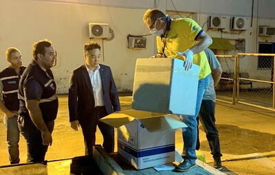 David Han (centro), directivo de la empresa Ñamopu’ã Paraguay y Shopping París, durante la entrega.