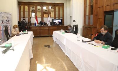 Cuatro miembros presentes en la sesión del   Jurado, mientras otros tres lo hicieron de manera virtual, desde sus casas, para prevenir el coronavirus.