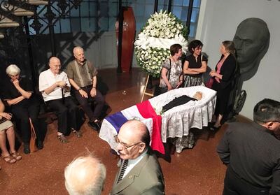 El féretro del sacerdote Bartomeu Melià rodeado de las personas que fueron a despedirlo, ayer en El Cabildo.