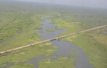 el-agua-del-pilcomayo-pasa-lentamente-bajo-el-pequeno-puente-y-se-desborda-en-los-costados--202049000000-512259.jpg