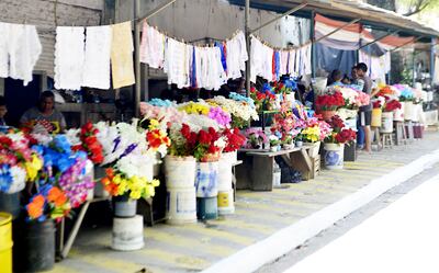En el Cementerio del Este, los vendedores de flores, carpetas, paños y otros tienen todo lo necesario para que los visitantes hagan ofrendas a sus difuntos.