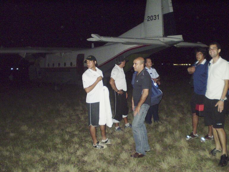 El avión que trasladaba a Tacuary terminó entre los matorrales del aeropuerto después del accidente.