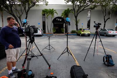 Miembros de la prensa montan guardia frente a la funeraria Caballero Rivero de Miami, donde se encuentra el cuerpo de José José.