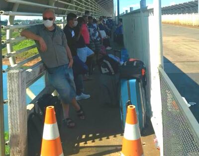Un grupo de paraguayos pasarán la noche en el puente de la Amistad.