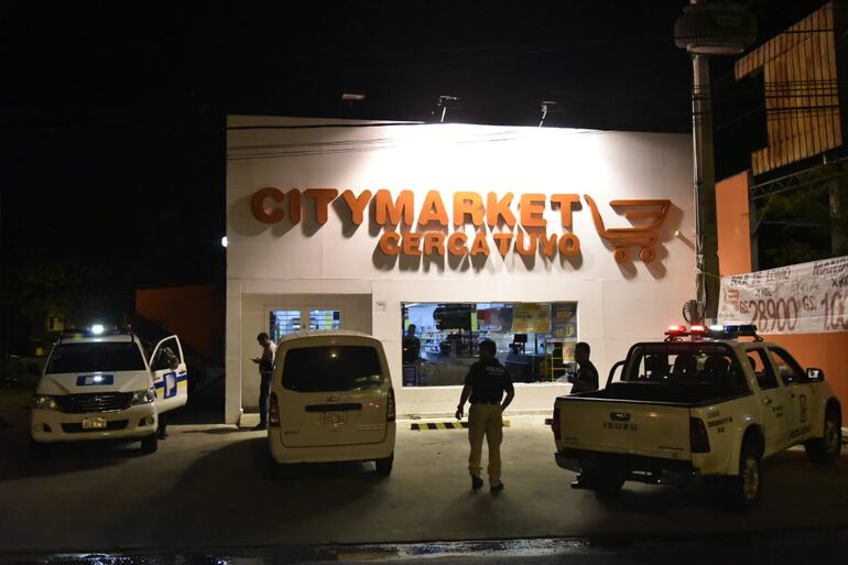 Asaltan City Market sobre Choferes del Chaco, rompieron el blindex.