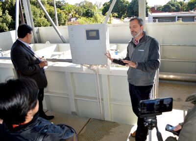 Carlos Bruni, de la empresa Saluber Para-
guay, explica el funcionamiento de la planta de tratamiento de Ingavi.