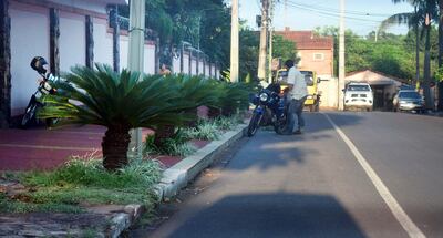 Pablo Porcingula Varela, funcionario de la Dirección de Medio Ambiente de la Comuna de Luque cobra G. 3.100.000 al mes y es el primero en llegar todos los días a la vivienda de González Daher.