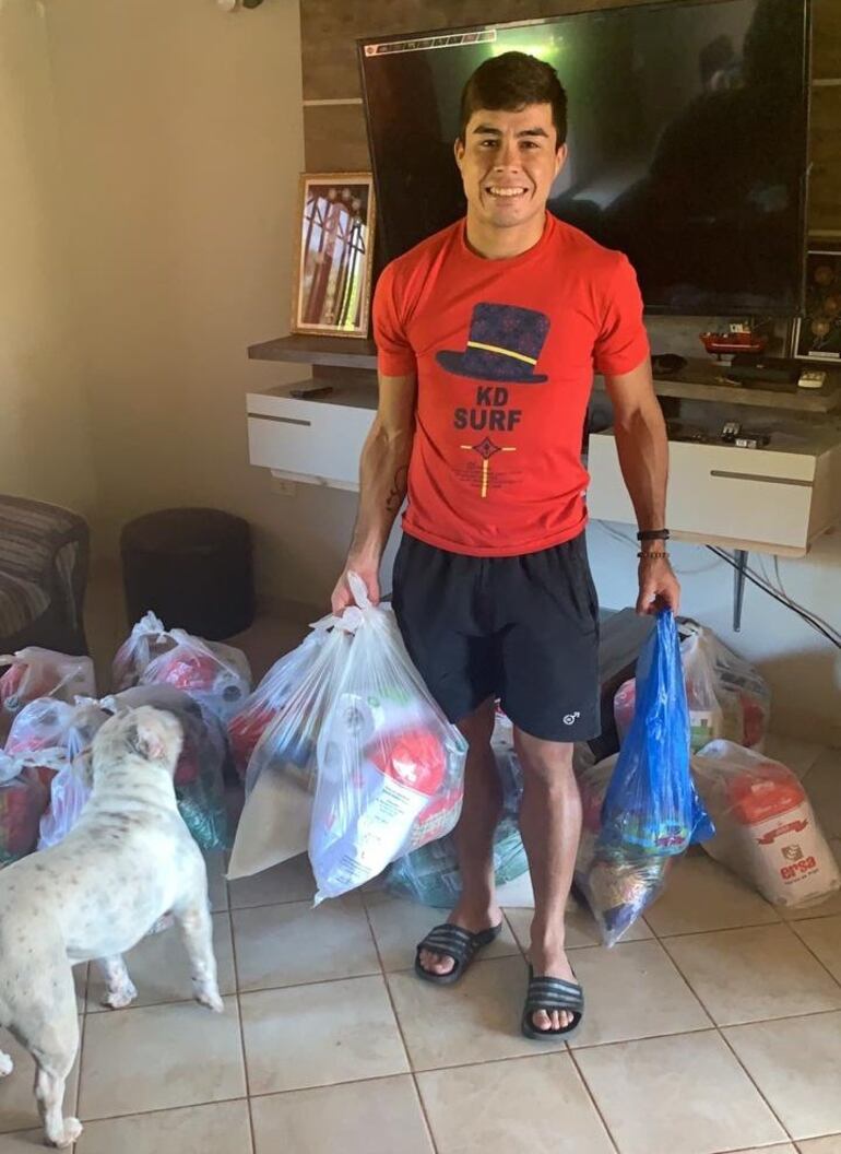 Los atletas recibieron los kits con una sonrisa.