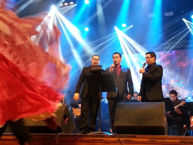 Grupo Los Ojeda. Pedro, Emigdio y Mateo cumplieron con profesionalismo las exigencias vocales impuestas por la gran orquesta (OSN).