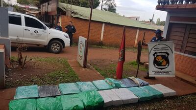 La droga era transportada en una camioneta, cuyo conductor huyó abandonando el vehículo.