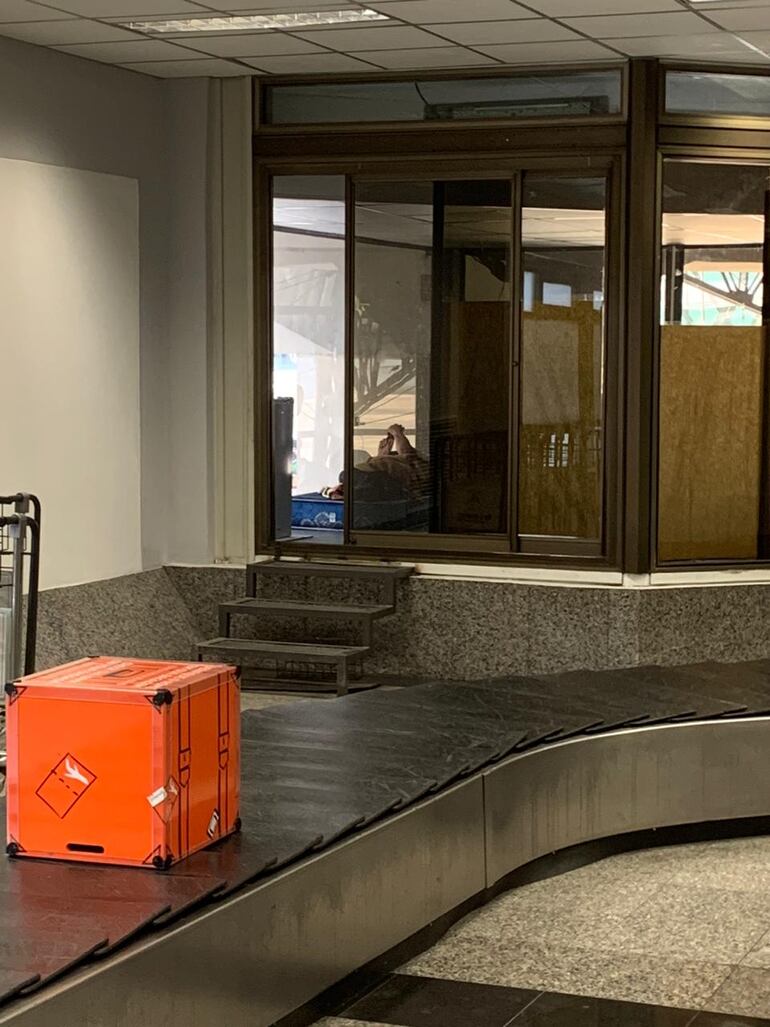 Un obrero descansa en una de las zonas de desembarque del aeropuerto Silvio Pettirossi.