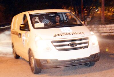 Instante en que el vehículo policial llegaba con el exastro del fútbol internacional Ronaldinho Gaúcho y su hermano al lugar donde permanecerán detenidos. La Fiscalía los imputó por el hecho punible de uso de documento público de contenido falso y pidió la prisión preventiva de ambos.