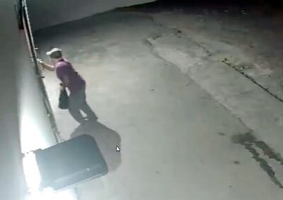 El ladrón, que sería Juan Antonio Alfonzo Alcaraz, destraba el portón para entrar a la parte trasera de la tienda de Biggie.