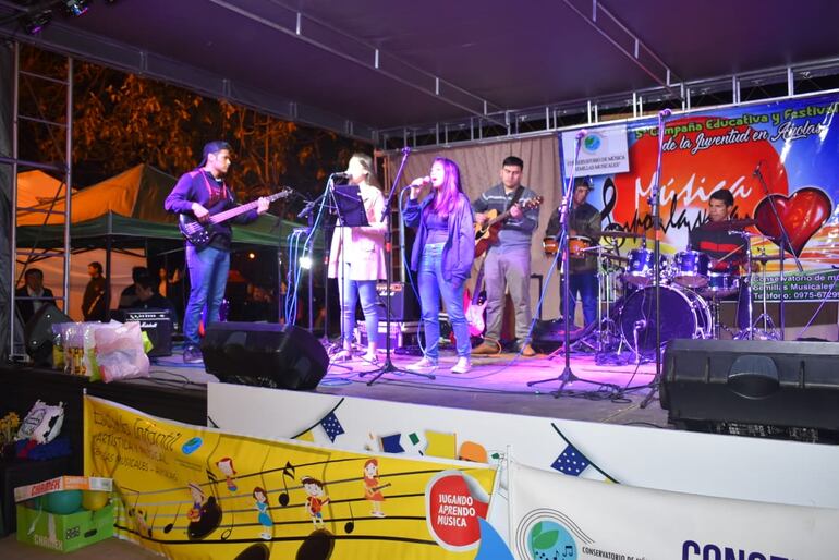 Noche de festival de la juventud en Ayolas