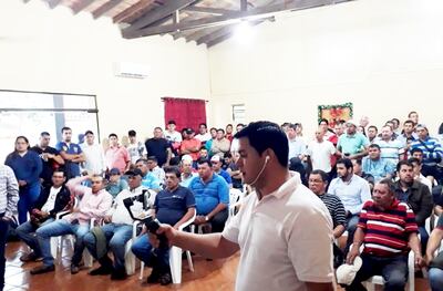 Cambistas conversan con los jefes policiales tras la marcha.