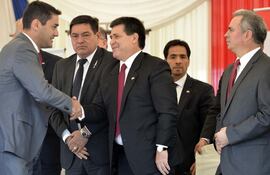 el-presidente-de-la-republica-horacio-cartes-saluda-a-guillermo-miciano-presidente-del-consorcio-argentino-paraguayo-gregser-ptp-warrant-sa--213831000000-1161303.jpg