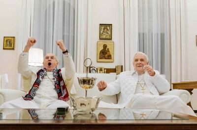 Jonathan Pryce y Anthony Hopkins en una escena de “Los dos papas”.
