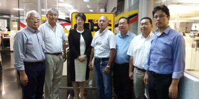Miembros de la comunidad de Colonia Iguazú visitaron la redacción de ABC Color tras su reunión con el titular de Indert.