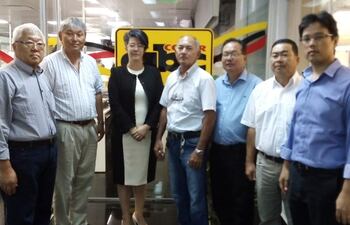 Miembros de la comunidad de Colonia Iguazú visitaron la redacción de ABC Color tras su reunión con el titular de Indert.