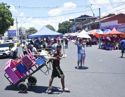La gente se ingenió para trasladar sus mercaderías y venderlas en el Mercado 4, en el Día de Reyes.