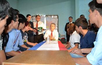 el-ministro-de-educacion-enrique-riera-conversa-con-los-estudiantes-del-colegio--205944000000-1506306.jpg