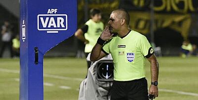 El árbitro del partido, Éber Aquino tuvo que recurrir al monitor tras el llamado de la cabina del VAR tras pitar erróneamente una mano en el área de Libertad.