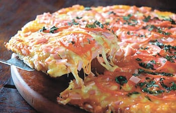 esta-receta-combina-dos-clasicos-italianos-la-pizza-y-la-pasta-si-te-han-quedado-fideos-cocidos-del-mediodia-y-no-sabes-que-preparar-a-la-noche-exi-03909000000-1732840.jpg