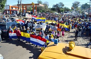 movilizacion-con-cierre-de-la-ruta-i-realizaron-ayer-los-capiatenos-en-el-km-20-frente-a-la-comisaria-de-posta-ybycua--210558000000-1110138.jpg