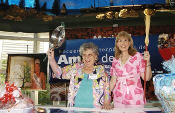 lita-lazzari-con-leni-pane-durante-uno-de-los-encuentros-nacionales-de-amas-de-casa-en-paraguay--201209000000-1330292.jpg