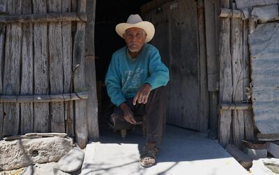 El tejedor de palma, Pedro Salazar, posando en la comunidad de Santa María Ixcatlán, en el estado de Oaxaca (México). Las voces se apagan en Santa María Ixcatlán, donde el silencio solo se ve interrumpido por el murmullo de las palmas silvestres, el repicar de las campanas de la iglesia y el hablar de Pedro Salazar, uno de los seis últimos hablantes de ixcateco, un idioma destinado a desaparecer en el sur de México.