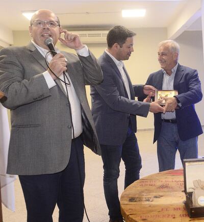 Guillermo Mas, vicepresidente de la Capaco, entregó su placa al Arq. Gustavo Masi.