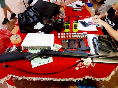 Armas, municiones y equipos de comunicación hallados en la serie de intervenciones de la Policía y la Fiscalía.