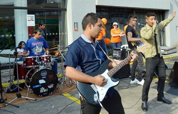 el-grupo-ley-seca-dada-de-san-lorenzo-alegro-a-la-ciudadania-frente-al-banco-itau-de-eusebio-ayala--191924000000-1389277.jpg