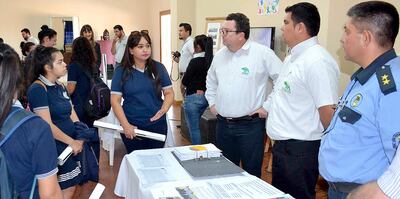 Alumnos visitando la “Expo Rendición de Cuentas” de la Municipalidad de Filadelfia.