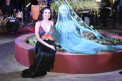 Clarita Sosa, la musa inspiradora y la kuñataĩ con su retrato.