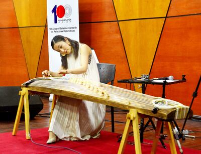 Yumi Kurosawa ejecutando el koto el pasado lunes en el salón auditorio de la Orquesta Sinfónica Nacional. El concierto convocó a mucho público.