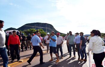 El comisario Gaspar Mereles (izq.) pidió a los hurreros del imputado Miguel Cuevas despejar la ruta, pero estos reaccionaron contra él agrediéndolo.
