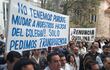 Los padres se manifiestan frente al colegio, ubicado sobre la Avenida España.