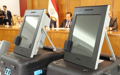 Dos unidades “Premium Voting Machine” de la empresa Smartmatic. Estos aparatos fueron ofrecidos al TSJE.