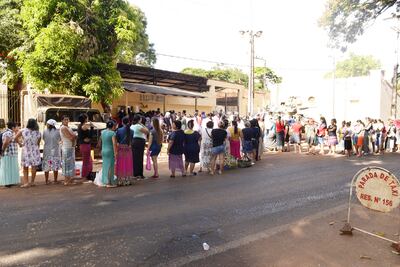 Fila de gente  con intención  de ingresar a la Penitenciaría Regional de Ciudad del Este.