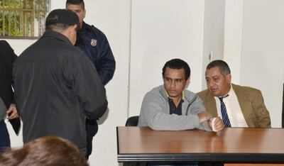 Marcos Aurelio González Sánchez (campera gris), junto con su abogado durante el juicio.