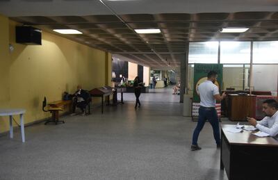 En un día normal, hay pasillos y oficinas semivacíos. ¿Dónde están los casi 10.000 funcionarios?