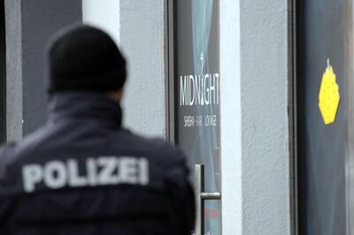 Un policía en el sitio de uno de los tiroteos en Hanau, Alemania.