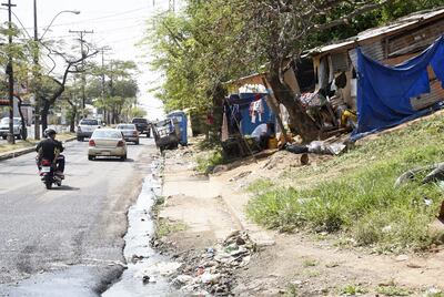 Agua servida corre en un sector de la Avda. Artigas, a la altura de Brasilia. La vereda está ocupada por bañadenses.