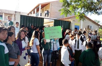 alumnos-del-centro-educativo-impidieron-el-lunes-que-ariel-fonseca-reasuma-el-cargo-de-director-de-la-institucion--203930000000-1064563.jpg